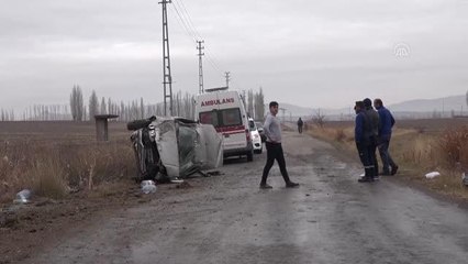 Şarkışla'da devrilen otomobildeki 2 kişi yaralandı