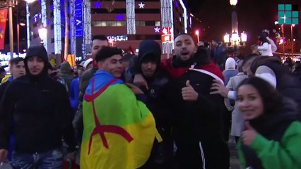 Aficionados marroquíes celebran en Barcelona la victoria de su selección