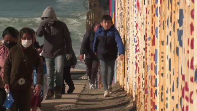 Familias migrantes se reúnen a ambos lados del muro que separa Estados Unidos y México