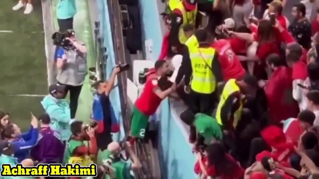 Momen-momen Haru Pemain Maroko Mencium Ibu Mereka
