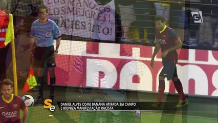 Daniel Alves responde ato racista com irreverência e come banana jogada em campo