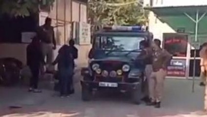 आगरा: देह व्यापार की सूचना पर पुलिस ने की छापामार कार्यवाही, महिला हिरासत में