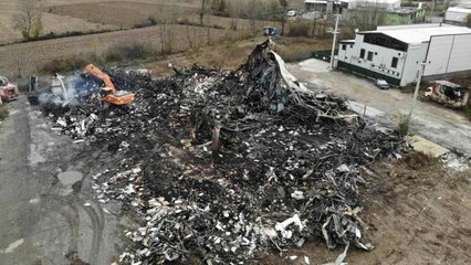 Alevlere teslim olan mobilya deposundan geriye sadece demir yığınları kaldı