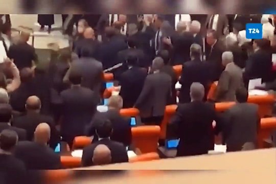 Süleyman Soylu'nun yüzüne o fotoğrafları fırlattılar! O anlar Tarkan'ın yak bütün fotoğrafları şarkısıyla paylaşıldı