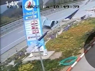 Önündeki araca çarpmamak için manevra yapan otomobil yan yattı