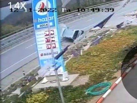 Önündeki araca çarpmamak için manevra yapan otomobil yan yattı