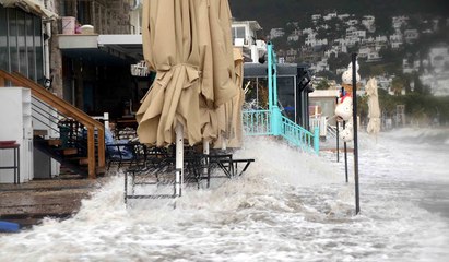 Скачать видео: Lodos Bodrum’u fena vurdu, ev ve işyerleri sular altında kaldı