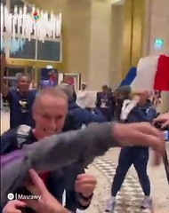 فرحة جنونية للاعبي منتخب فرنسا بعد الفوز على إنجلترا