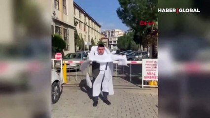 Ödediği vergilerin makbuzlarını boynuna dolayıp dolaştı