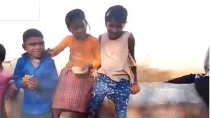 टीकमगढ़: एमडीएम में बड़ी लापरवाही,हाथों में थमा रहे बच्चों को मध्यान भोजन,देखें वीडियो