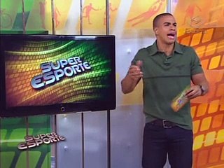 Repórter José Pais se aventura no salto com vara