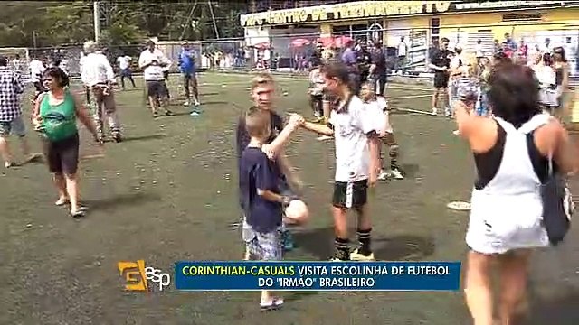 Corinthian-Casuals visita escolinha de futebol