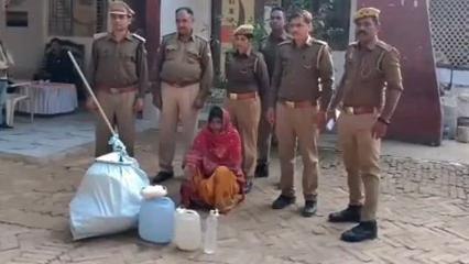 सुलतानपुर: अवैध कच्ची शराब के साथ महिला तस्कर गिरफ्तार, पुलिस ने भेजा जेल