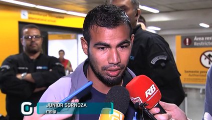 Feliz, Sornoza chega em São Paulo para assinar com o Timão