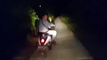 pocong naik motor