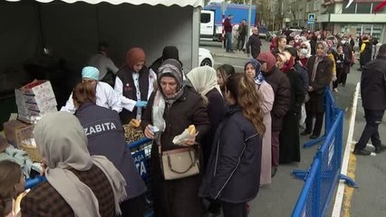 Bayrampaşa'da düzenlenen festivalde 3 ton hamsi dağıtıldı