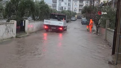 Muğla'da sağanak etkili oldu, caddeler göle döndü