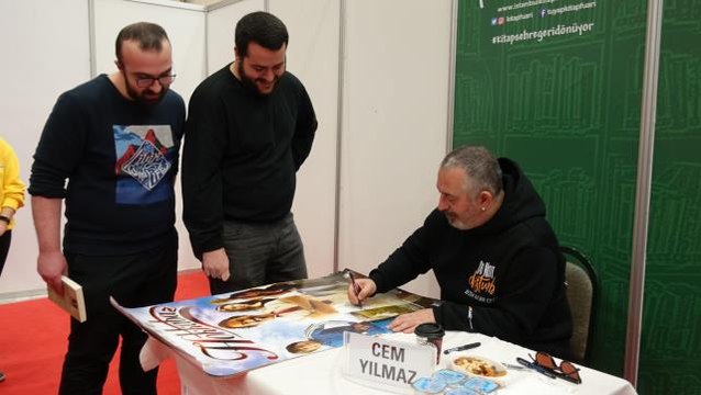 Cem Yılmaz, TÜYAP Kitap Fuarı'nda sevenleriyle bir araya geldi