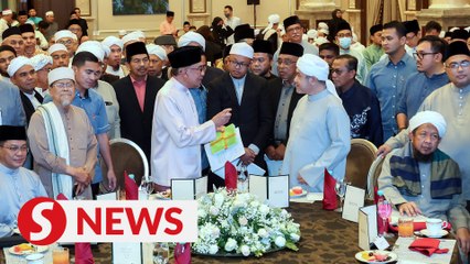 “I’ve never promised to free anyone from court cases,” says Anwar