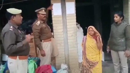 भदोही: चोरी व धोखाधड़ी के मामले में पुलिस ने नोटिस किया चस्पा, देखें वीडियो