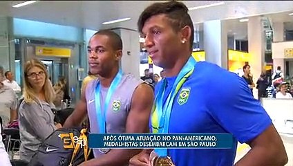 Medalhistas no Pan desembarcam em São Paulo