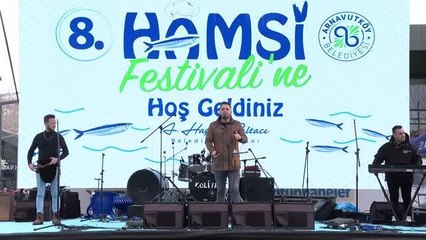 Arnavutköy'de düzenlenen festivalde 2,5 ton hamsi ikram edildi