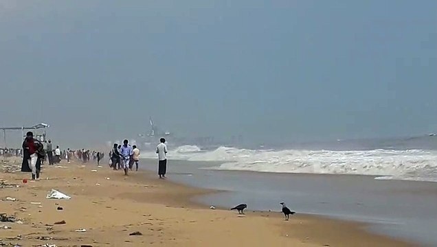 Cyclone Mandous: मरीना बीच पहुंचे लोग, लिया मौसम का लुत्फ, खेले क्रिकेट व फुटबॉल