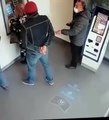 2 voleurs arnaquent une femme au distributeur