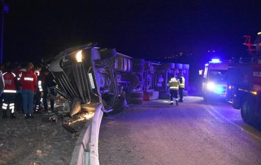 Hakkari'de devrilen kömür yüklü tırdaki 3 kişi yaralandı