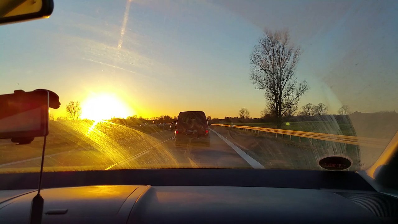 Sonne blendet auf Autobahnfahrt - 2