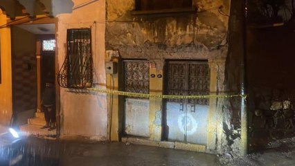 Evinin bitişiğindeki binada meydana gelen göçükte mahsur kalan kadın kurtarıldı