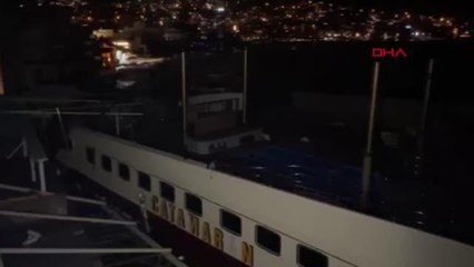 Fırtınaya dayanamayan dev katamaran işletmelere çarptı