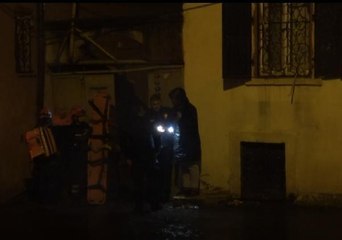 İZMİR'DE YAĞIŞ SIRASINDA BİR EVDE KISMİ GÖÇÜK OLUŞTU; 1 KİŞİ KURTARILDI