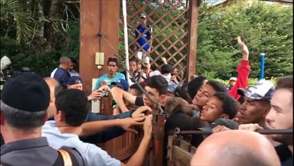 Confusão Torcida tenta invadir treino da Seleção