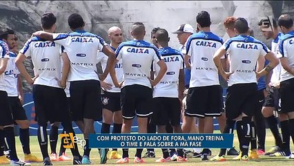 Com reforço policial, Corinthans treina para espantar má fase