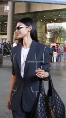 Mouni Roy का एयरपोर्ट पर बेहद ही अनोखा अंदाज