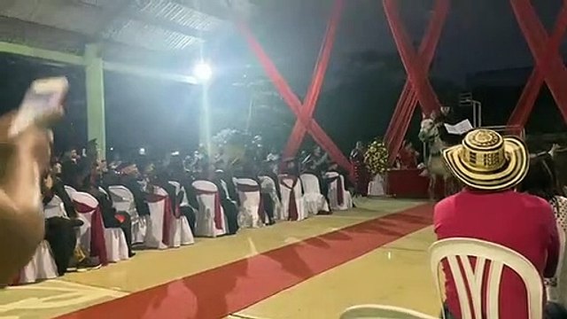 Joven se gradúa montado en el caballo que lo llevó todos los días hasta su colegio
