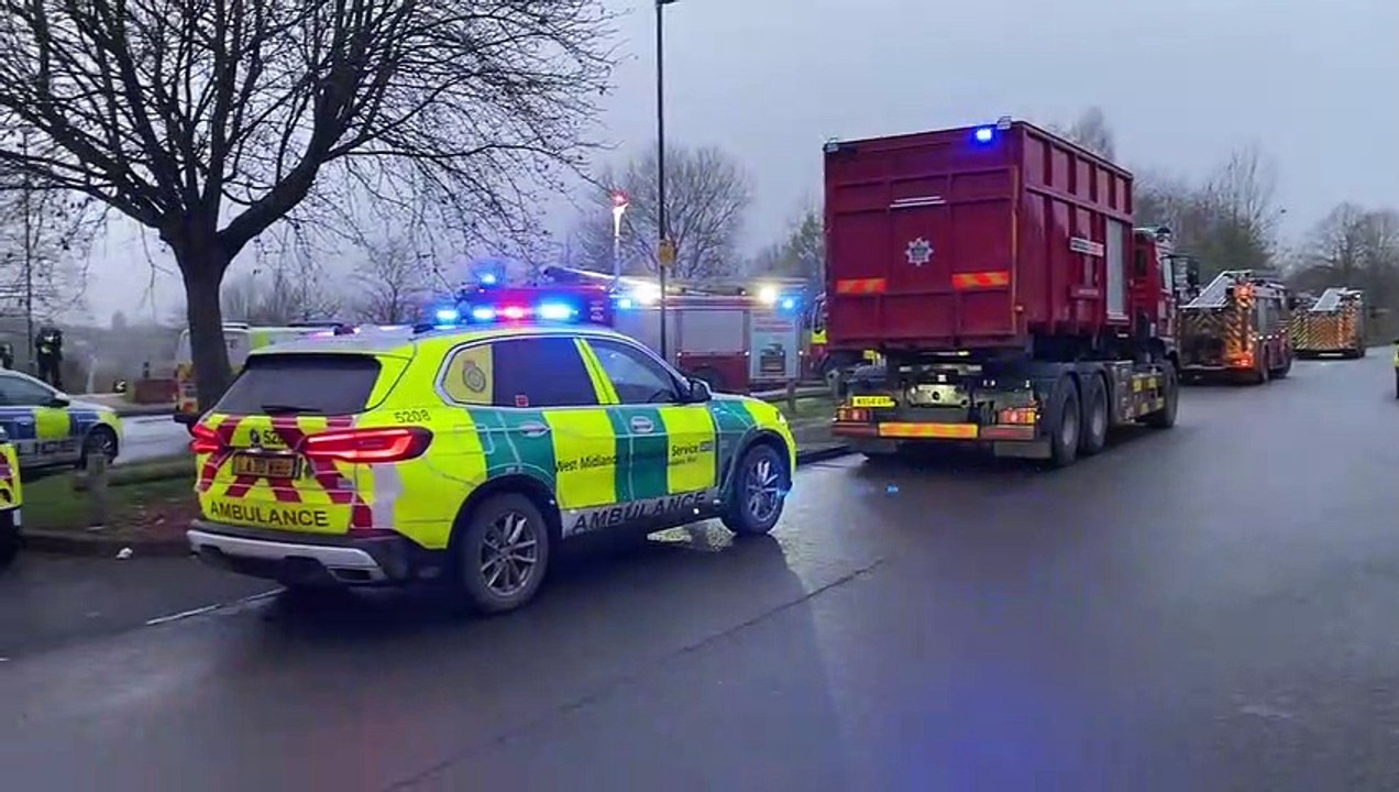 Drame en Angleterre où quatre enfants en arrêt cardiaque ont été hospitalisés dans un état critique après être tombés dans un lac gelé dans l'ouest du pays