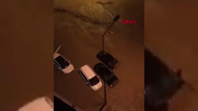 ANTALYA'NIN İKİ İLÇESİNDE SEL FELAKETİ; OTOMOBİLLER SÜRÜKLENDİ, SERALAR SU ALTINDA KALDI -