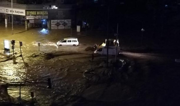 Antalya'nın Kumluca ilçesinde kuvvetli yağış sele neden oldu! Köprüler yıkıldı, eğitime bir gün ara verildi