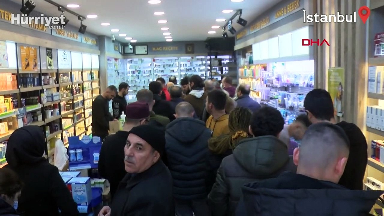 Nöbetçi eczane önünde uzun sıralar oluştu