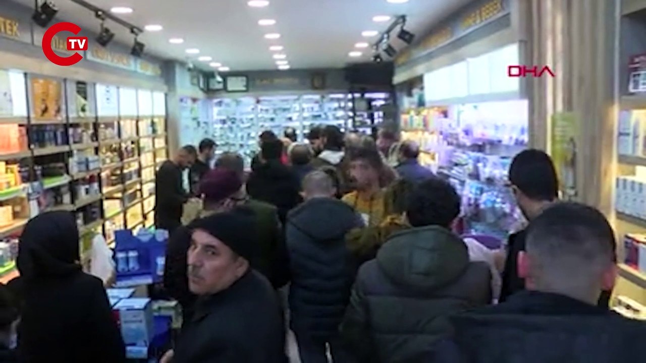 Nöbetçi eczane önünde uzun sıralar oluştu; bekleyenler tepki gösterdi