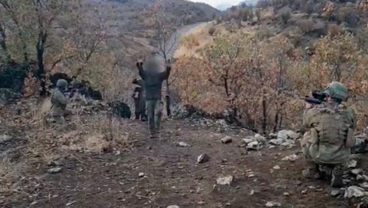 Mehmetçik'ten nefes kesen operasyon! 4 teröristin teslim olma anı kamerada