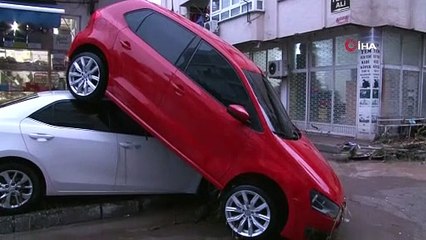 Kumluca’da sel araçları üst üste çıkardı