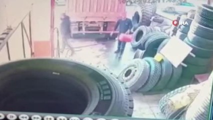 Çürük lastik bomba gibi patladı, o anlar kameraya böyle yansıdı