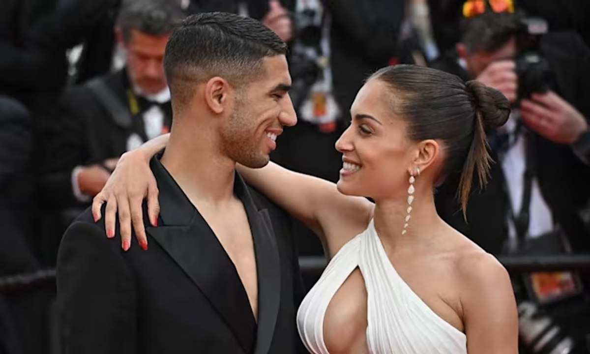 أشرف حكيمي لم يسلم من نكد زوجته .. هكذا أحرجته أمام الكاميرات