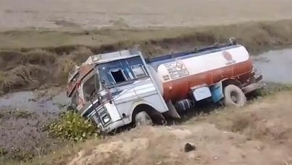 खगड़िया: टैंक लॉरी के पलटने से चालक की मौत, तीन जख्मी