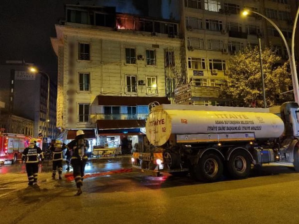 ADANA'DA OTELİN TERASINDA ÇIKAN YANGIN, HASARA NEDEN OLDU