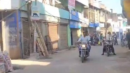 आगरा: जीएसटी छापेमारी के डर से बाजारों में सन्नता, दुकानदारों ने गिराए शटर