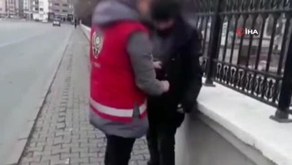 Polisin şüphelenerek durduğu şahsın ayakkabısında uyuşturucu madde ele geçirildi